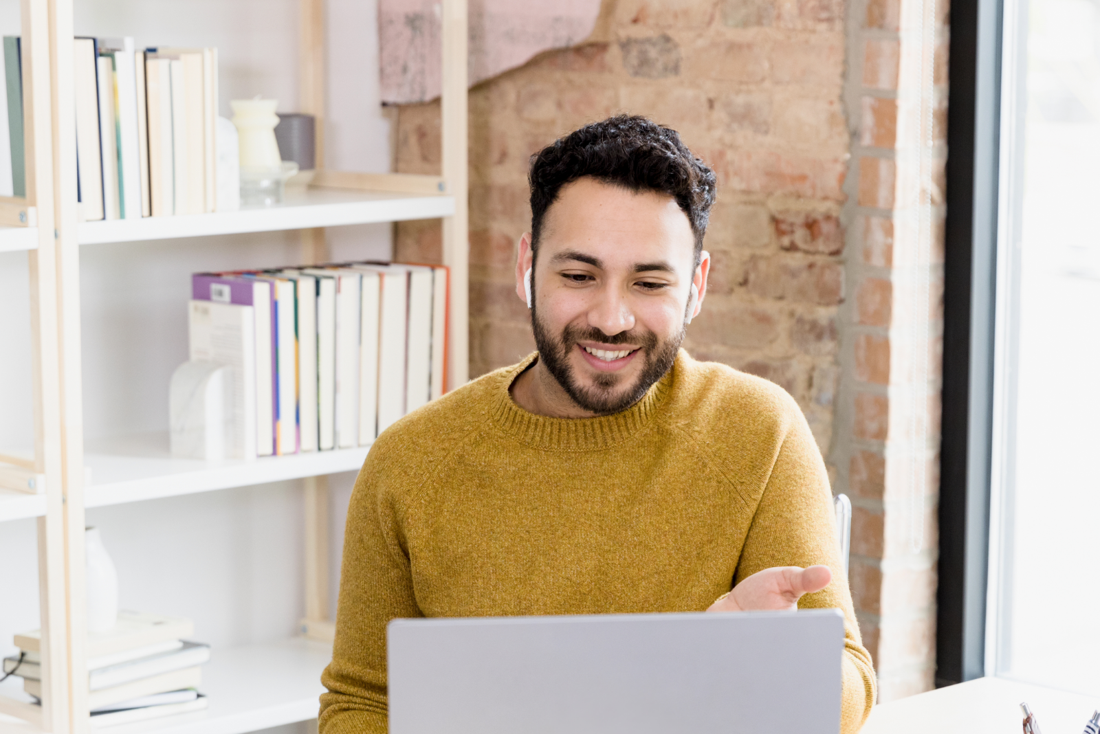 Online learning - student using laptop